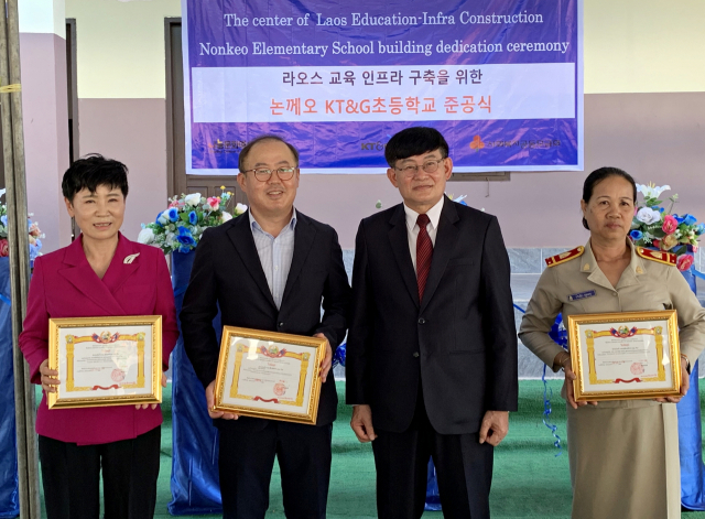 이상학 KT&G 지속경영본부장(왼쪽 두 번째)과 푿 심마라웡 라오스 교육체육부 장관(왼쪽 세 번째)이 지난 1일 라오스 비엔티안 논께오 지역 초등학교 준공식에 참석해 기념촬영을 하고 있다. 사진 제공=KT&G