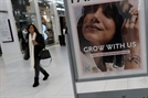 뉴욕 맨해튼의 한 쇼핑몰에 구인 광고가 게재돼 있다. 서비스 분야는 여전한 인력난으로 임금 상승이 계속되고 있다. AFP연합뉴스
