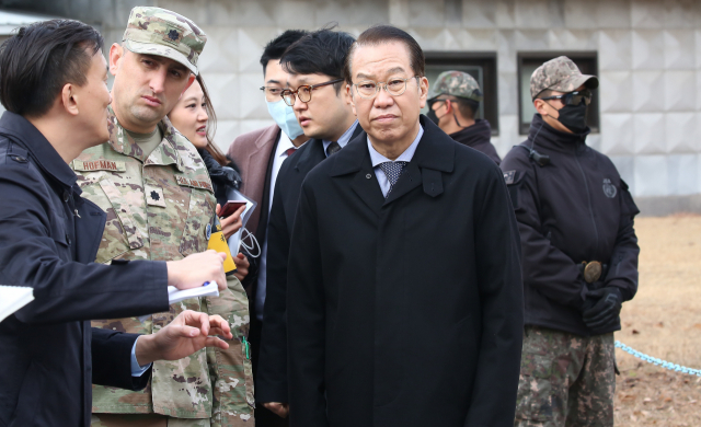 권영세 통일부 장관이 11월 29일 오후 경기도 파주시 판문점에서 군정위 관계자로부터 설명을 듣고 있다./연합뉴스