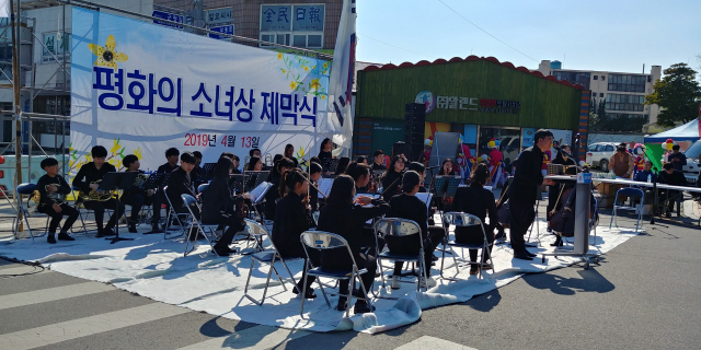 전북 부안의 ‘꿈의 오케스트라’ 단원들이 지난 2019년 평화의 소녀상 제막식에서 연주하고 있다. 사진 제공=꿈의 오케스트라 부안
