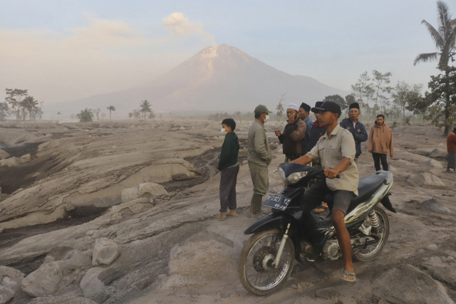 [사진]또 흔들리는 '불의 고리'…인니 스메루 화산 분화, 2000명 대피