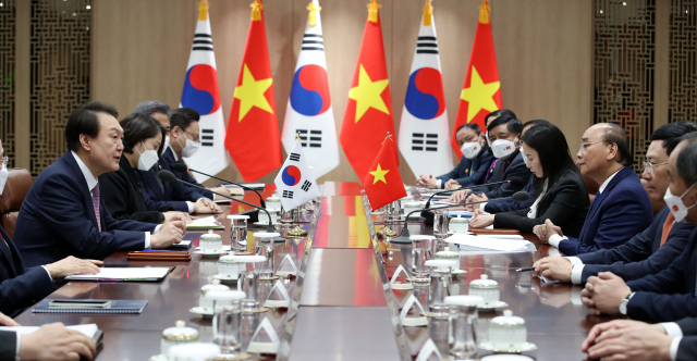 윤석열 대통령과 응우옌쑤언푹 베트남 국가주석이 5일 오후 서울 용산 대통령실 청사에서 정상회담을 하고 있다. 대통령실통신사진기자단