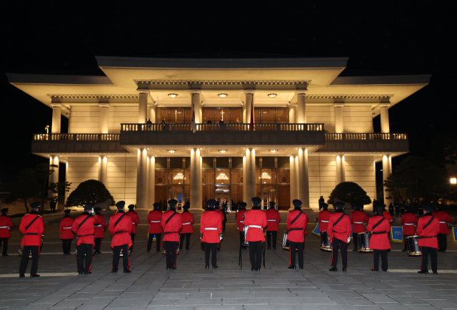 5일 청와대 영빈관에 불이 밝혀져 있다. 윤석열 대통령은 이날 청와대 영빈관에서 국빈방한 중인 응우옌 쑤언 푹 베트남 국가주석과 국빈만찬을 했다. 연합뉴스