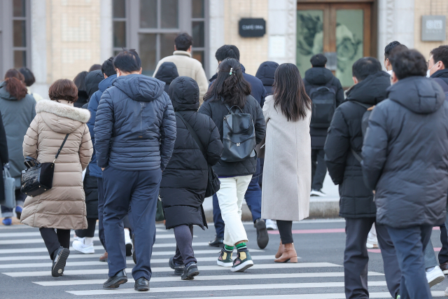 5일 서울 광화문네거리에서 시민들이 횡단보도를 건너고 있다. 연합뉴스