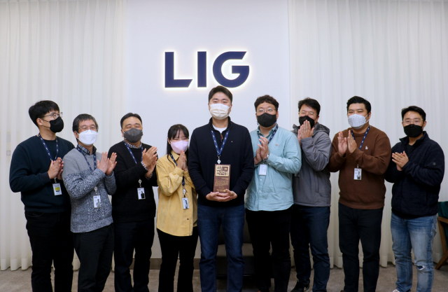 박명훈(왼쪽 다섯 번째) LIG넥스원 선임연구원이 한국전자파학회로부터 '젊은 연구자상'을 수상한 뒤 동료들의 축하를 받고 있다. 사진 제공=LIG넥스원