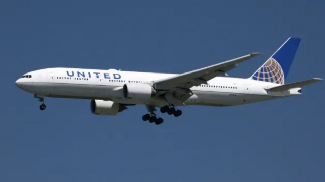 유나이티드항공의 보잉 777-200기가 캘리포니아주 샌프란시스코의 샌프란시스코국제공항에 착륙하고 있다.