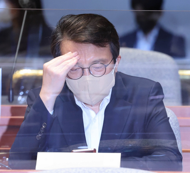 김의겸 더불어민주당 의원이 지난달 24일 국회에서 열린 의원총회에 참석해 자리에 앉아 있다. 연합뉴스