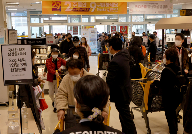 이마트 최대 할인 행사 '쓱데이' 마지막날인 11월 20일 오전 서울 성동구 이마트 성수점이 고객들로 붐비고 있다. /권욱 기자