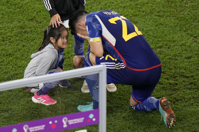 일본 대표팀의 요시다 마야가 6일 카타르 월드컵 8강 진출 좌절 뒤 가족 앞에서 허탈해 하고 있다. AP연합뉴스