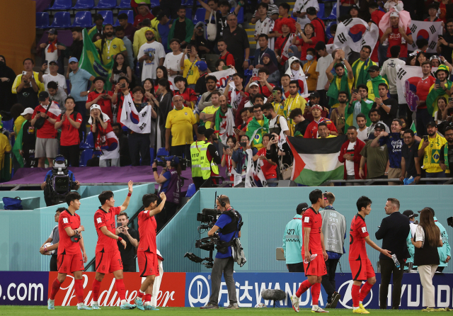 한국 선수들이 6일 카타르 월드컵 16강 브라질전 패배에 아쉬워하며 관중에 인사하고 있다. 연합뉴스