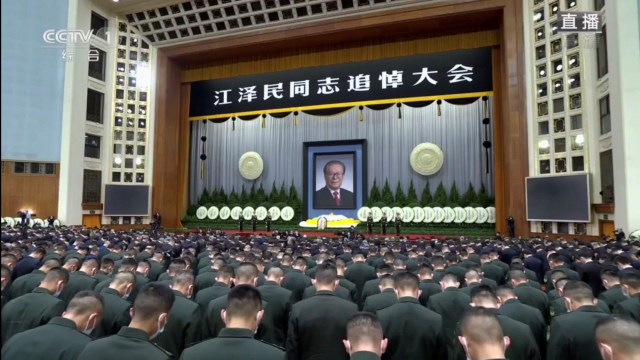 베이징 인민대회당에서 6일 오전 10시 열린 고(故) 장쩌민 전 중국 국가주석의 추도대회 참석자들이 묵념하고 있다. 중국 중앙(CC)TV 캡쳐.