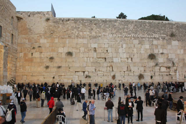 1일(현지 시간) 코로나 팬데믹 사태의 여진에도 이스라엘 예루살렘 성전의 ‘통곡의벽’이 신에게 기도하려는 순례객들로 붐비고 있다.