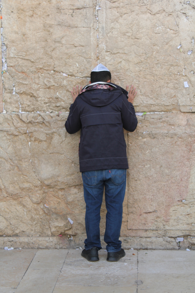 1일(현지 시간) 이스라엘 예루살렘 성전의 ‘통곡의벽’에서 한 소년이 신에게 기도를 올리고 있다.