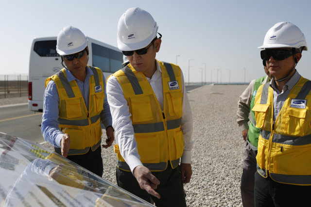 이재용(가운데) 삼성전자 회장이 6일 아랍에미리트(UAE) 아부다비 알다프라에 있는 바라카 원자력발전소 건설 현장을 찾아 직원들의 설명을 듣고 있다. 사진 제공=삼성전자