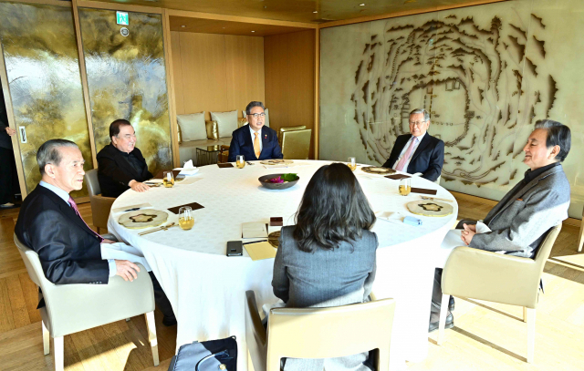 박진(가운데) 외교부 장관이 6일 한일관계 관련 현인회의를 주재하고 있다./외교부