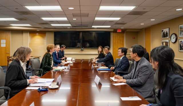 한국국제협력단(코이카)와 미국 국제개발처(USAID) 관계자들이 5일(현지 시간) 미국 워싱턴DC USAID 본부에서 열린 ‘코이카·USAID 파트너십 워크플랜’ 체결식에서 면담하고 있다./코이카