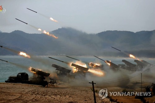 [속보] 북한 '전선 근접서 방사포탄 8시간30분간 해상 사격'