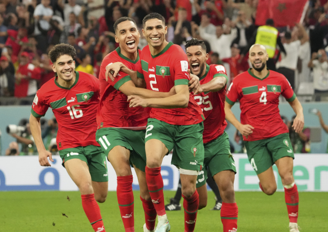 6일(현지시간) 2022 카타르 월드컵 16강전 모로코 대 스페인 경기. 모로코 축구 대표팀 선수들이 경기에서 이긴 후 기뻐하고 있다. 신화연합뉴스