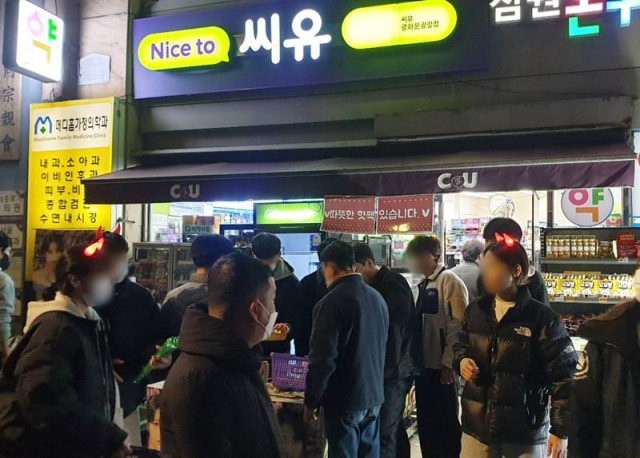한국과 우루과이의 월드컵 경기가 열린 지난 24일 오후 서울 광화문 인근의 한 편의점에 맥주를 구매하기 위해 몰려든 인파. 사진 제공=BGF리테일