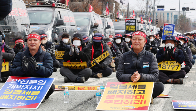 안전운임제 일몰제를 폐지 등을 요구하며 총파업 중인 민주노총 공공운수노조 화물연대본부(이하 화물연대) 관계자들이 7일 오전 세종시 정부세종청사 국토부앞에서 집회를 열고 있다. 연합뉴스