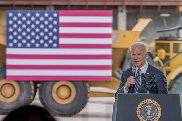 epa10353074 US President Joe Biden delivers remarks at Taiwan Semiconductor Manufacturing Company (TSMC) in Phoenix, Arizona, USA, 06 December 2022. Biden visited the facility in an effort to show that his economic plan is creating jobs. EPA/RICK D\'ELIA