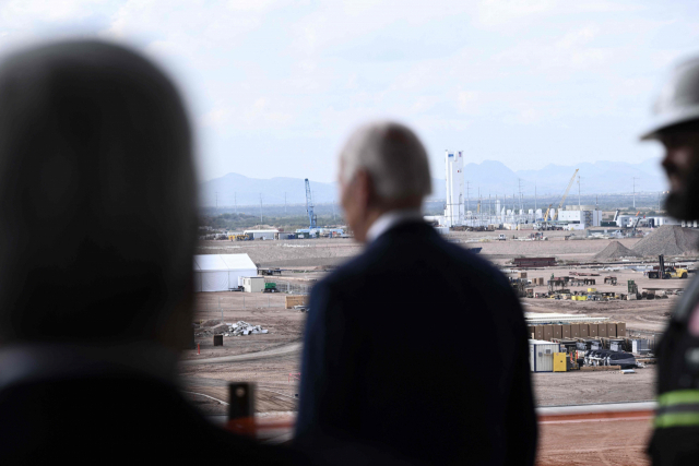 US President Joe Biden tours the TSMC Semiconductor Manufacturing Facility in Phoenix, Arizona, on December 6, 2022. (Photo by Brendan SMIALOWSKI / AFP)