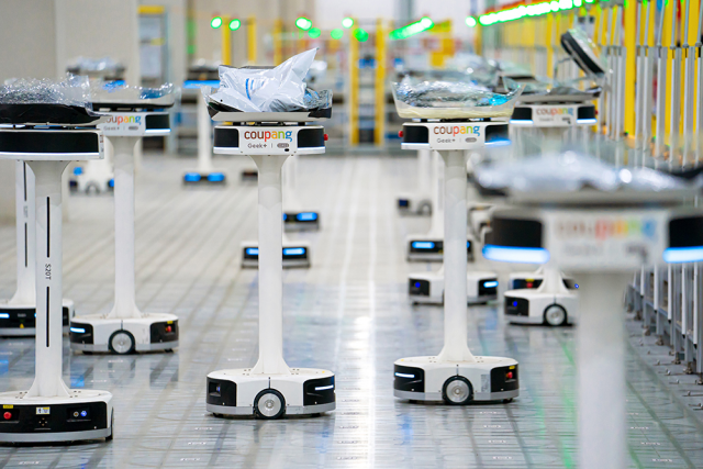 7일 대구광역시 달성군에 위치한 쿠팡의 대구 풀필먼트센터에서 로봇들이 운송장 주소를 스캔한 후 배송 지역에 맞춰 상품을 옮기고 있다. 사진 제공=쿠팡