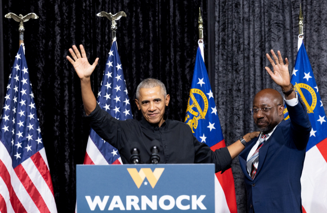 버락 오바마 전 미국 대통령(왼쪽)이 지난 1일(현지시간) 조지아주 애틀랜타에서 상원의원 선거 결선투표를 앞두고 민주당 라파엘 워녹 후보와 함께 손을 흔들고 있다. EPA연합뉴스