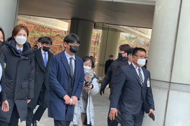 7일 검정색 마스크를 쓴 송치형 두나무 회장이 두 손을 모은 채 법원을 나서고 있다./사진=디센터.