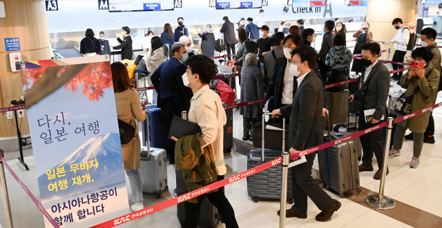 코로나19 확산으로 중단됐던 한국인의 무비자(사증 면제) 일본 관광이 재개된 10월 11일 오전 김포국제공항 아시아나항공 국제선 카운터에서 탑승객들이 김포-하네다 항공편 탑승 수속을 위해 길게 줄을 선 채 순서를 기다리고 있다. /권욱 기자