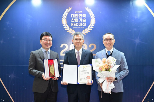 7일 산업통상자원부가 주관하는 ‘2022 대한민국 산업기술 R&D 대전’ 행사에서 이정배(가운데) 삼성전자 메모리사업부장이 대통령상 수상 후 상패를 들어보이고 있다. 사진 제공=삼성전자