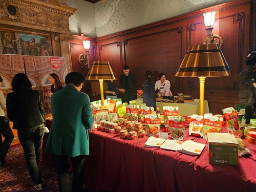 미국 연방의회 도서관에서 6일(현지 시간) 열린 ‘김치 데이’ 행사장에 미국에 수출되는 김치 제품이 전시돼 있다. 연합뉴스