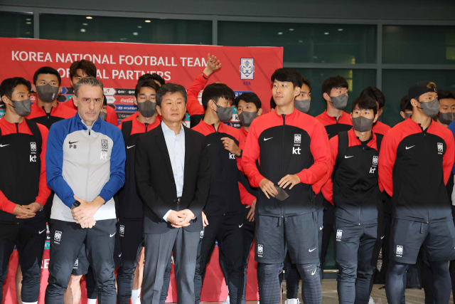 12년 만의 월드컵 16강 진출을 이룬 한국 축구대표팀 벤투 감독과 선수들이 7일 귀국해 기념 촬영하고 있다. 연합뉴스