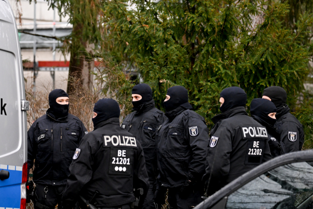 7일(현지 시간) 독일 베를린에서 경찰들이 테러 계획 의혹을 받고 있는 용의자를 체포하는 작전을 벌이고 있다. EPA연합뉴스