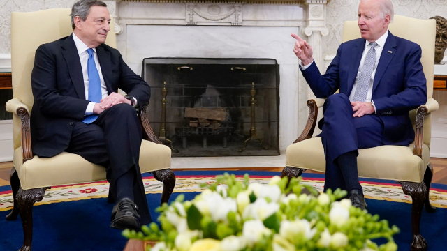 지난 5월 바이든 미국 대통령이 미국 백악관 오벌오피스에서 마리오 드라기 전 이탈리아 총리와 회담을 하고 있다. 양국 정상 모두 다리를 꼰 채 대화를 나누고 있다. AP뉴스