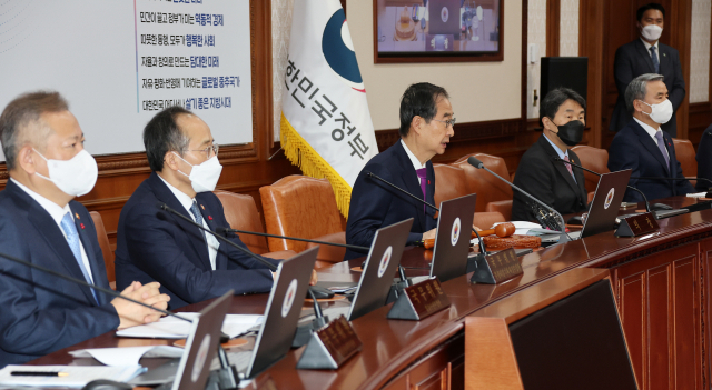 한덕수 국무총리가 8일 정부서울청사에서 열린 임시 국무회의를 주재하고 있다. 이날 한 총리 주재로 열린 임시국무회의에서 시멘트에 이은 추가 업무개시명령을 심의, 의결됐다. 연합뉴스