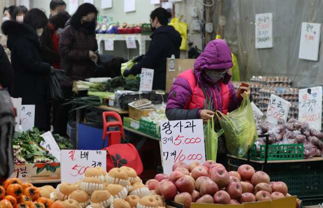 흔들리는 한은 “연준 최종금리 전망 4.50~5.75%…물가·환율 불확실 여전”