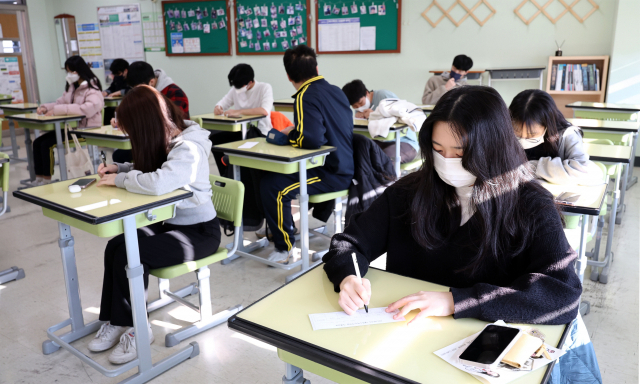 고3 학생들이 지난달 18일 오전 서울 영등포구 선유고등학교에서 전날 치른 2023학년도 대학수학능력시험 가채점표를 작성하고 있다. 연합뉴스