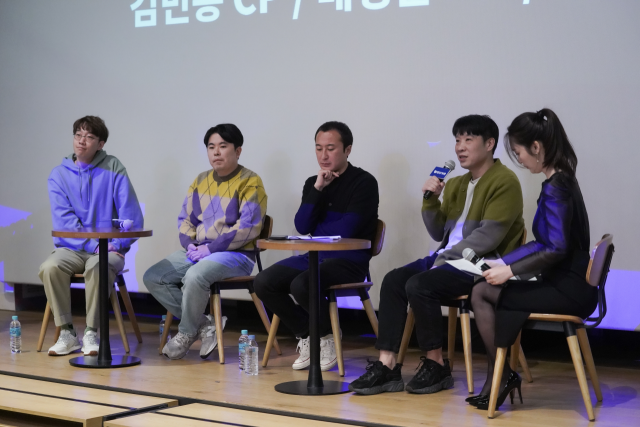 8일 서울 명동에서 열린 '웨이브 오리지널 예능 쇼케이스'에 참석한 임찬혁 PD(왼쪽부터)·현정완 PD·배정훈 PD·김민종 CP. 사진 제공=콘텐츠웨이브