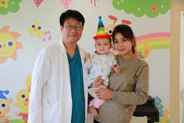 (왼쪽부터) 흉부외과 이철 교수와 우즈베키스탄 환아 바로토바 오이샤오나, 어머니 쥬라보에바 딜푸자씨. 사진 제공=서울성모병원
