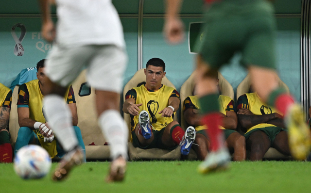 포르투갈의 크리스티아누 호날두(37·가운데)가 카타르 루사일 스타디움에서 열린 2022 카타르 월드컵 16강 스위스전 경기 도중 벤치에서 지켜보고 있다. AFP연합뉴스
