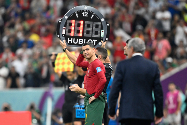 포르투갈의 크리스티아누 호날두(37·가운데)가 카타르 루사일 스타디움에서 열린 2022 카타르 월드컵 16강 스위스전 후반 29분에 주앙 펠릭스를 대신해 교체 투입되고 있다. /연합뉴스