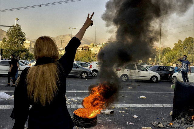 10월 1일(현지시간) 이란 테헤란에서 한 여성이 히잡을 벗고 반정부 시위에 참가하고 있다. AP연합뉴스