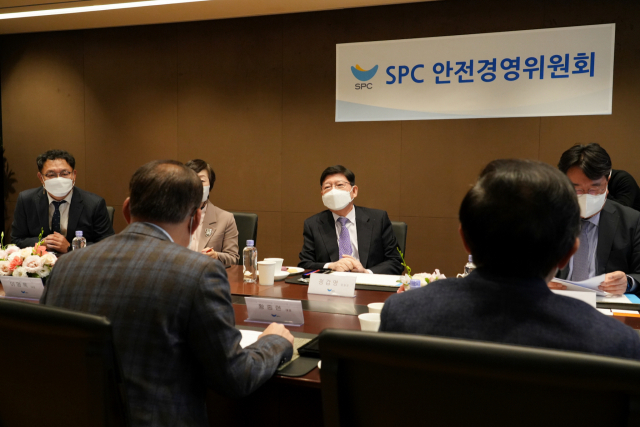 정갑영(가운데) 전 연세대 총장 등 SPC 안전경영위원회 관계자들이 지난달 18일 서울 양재동 본사에서 회의를 열고 안전진단 조치에 대해 논의하고 있다. /사진 제공=SPC그룹