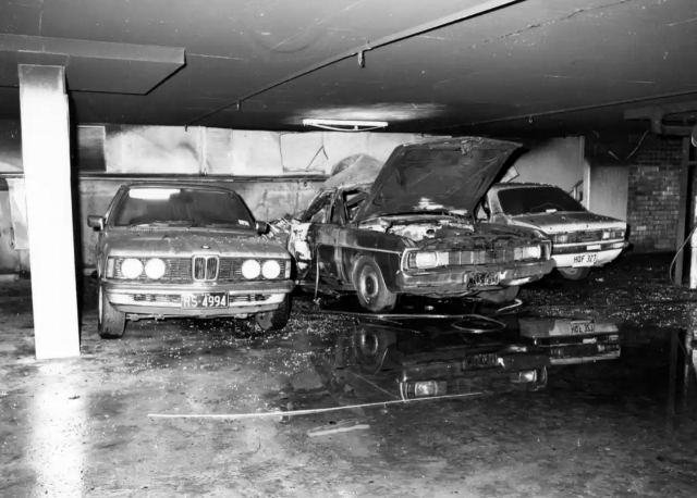 본다이에 위치한 ‘유대인 클럽’ 하코아에서 일어난 폭탄 테러로 차량이 파손돼 있다. NSW주 경찰 제공