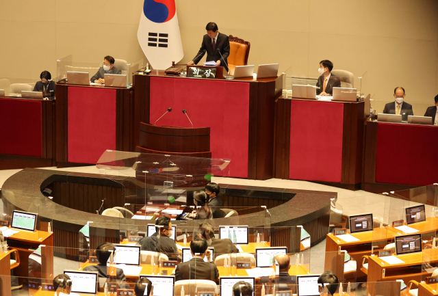 김진표(가운데) 국회의장이 8일 국회에서 열린 본회의에서 의사봉을 두드리고 있다. 연합뉴스