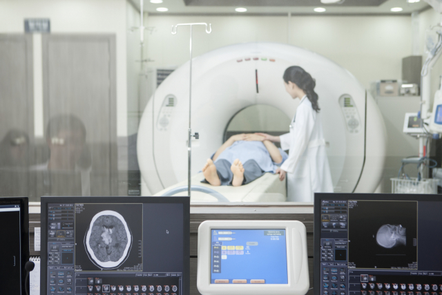 수술대 오른 文케어…뇌혈관·뇌 MRI 건보 적용 3→2번 축소