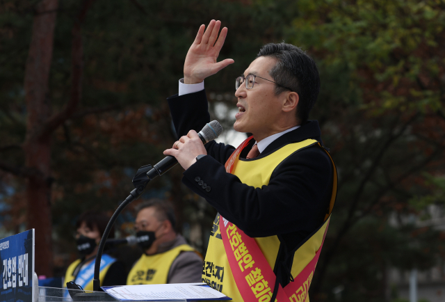 지난달 27일 국회 앞에서 열린 '간호법 제정 저지를 위한 총궐기대회'에서 발언 중인 이필수 대한의사협회장. 연합뉴스