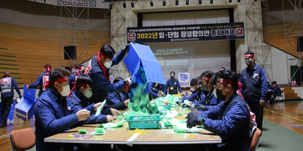 금속노조 현대중공업 지부가 8일 임단협 잠정합의안 투표를 마치고 개표하고 있다. 사진제공=현대중공업 노조