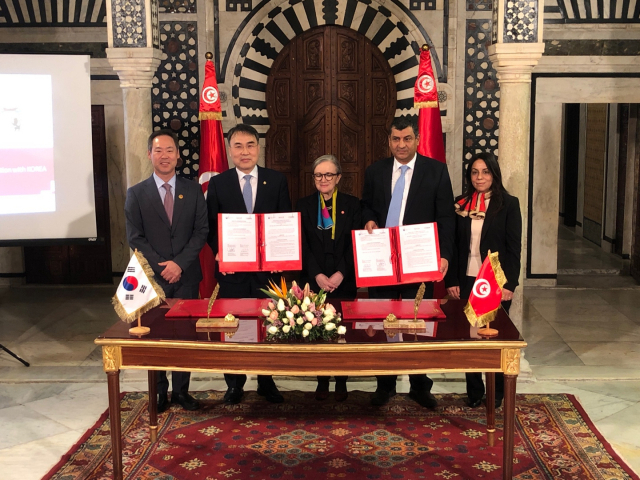 이종욱(왼쪽에서 두번째) 조달청장과 칼레드 엘 아비(″네번째) 튀니지 공공조달상위원장이 공공조달 및 전자조달 협력을 위한 업무협약을 체결하고 있다. 사진제공=조달청
